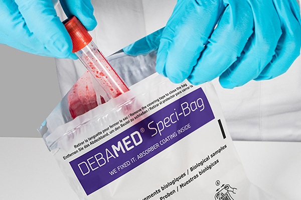 Placer l'échantillon dans DEBAMED® Speci-Bag avec Speci-Sorb